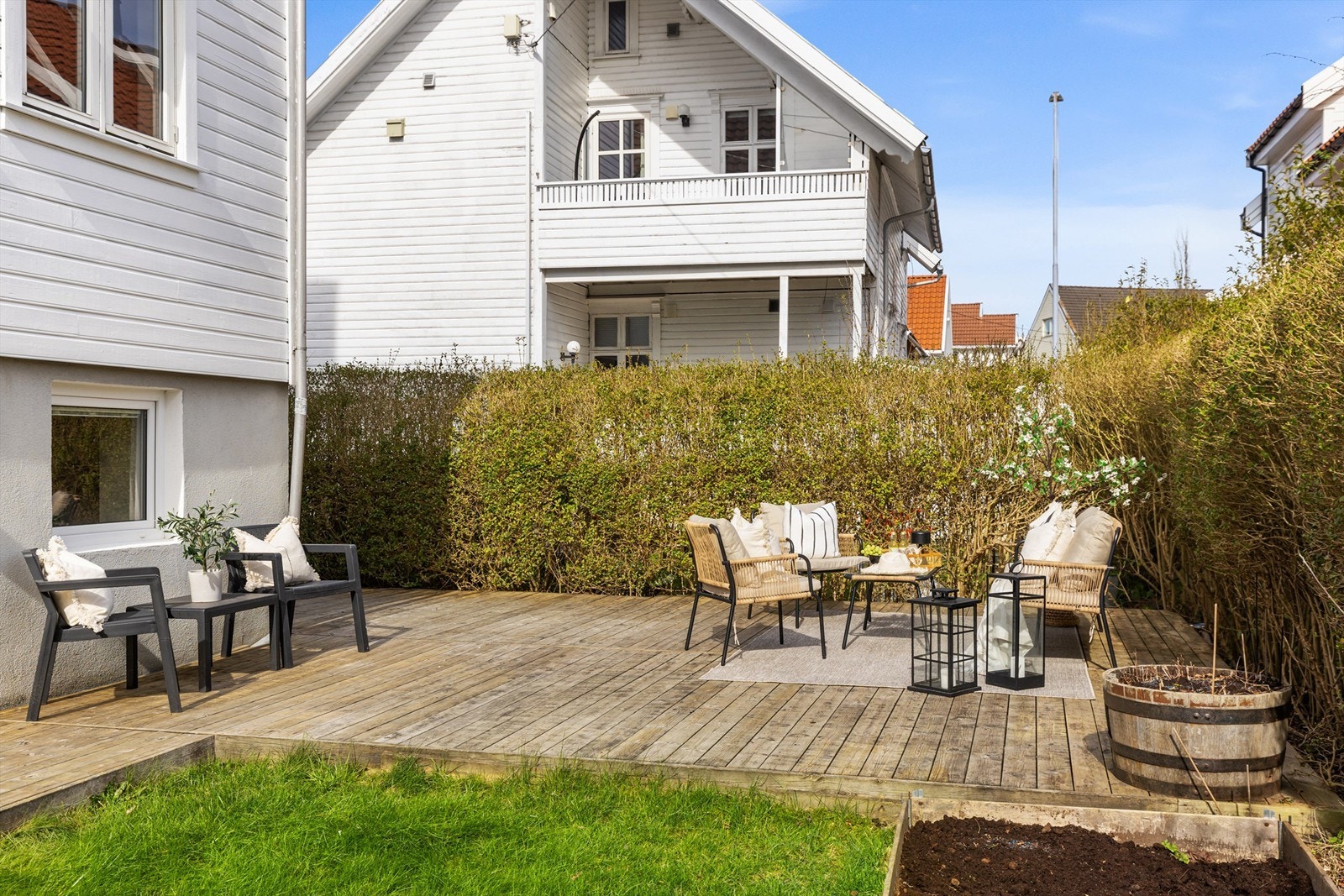 Den felles uteplassen er opparbeidet med en romslig terrasse og plen, og har gode solforhold gjennom dagen. Galleribilde