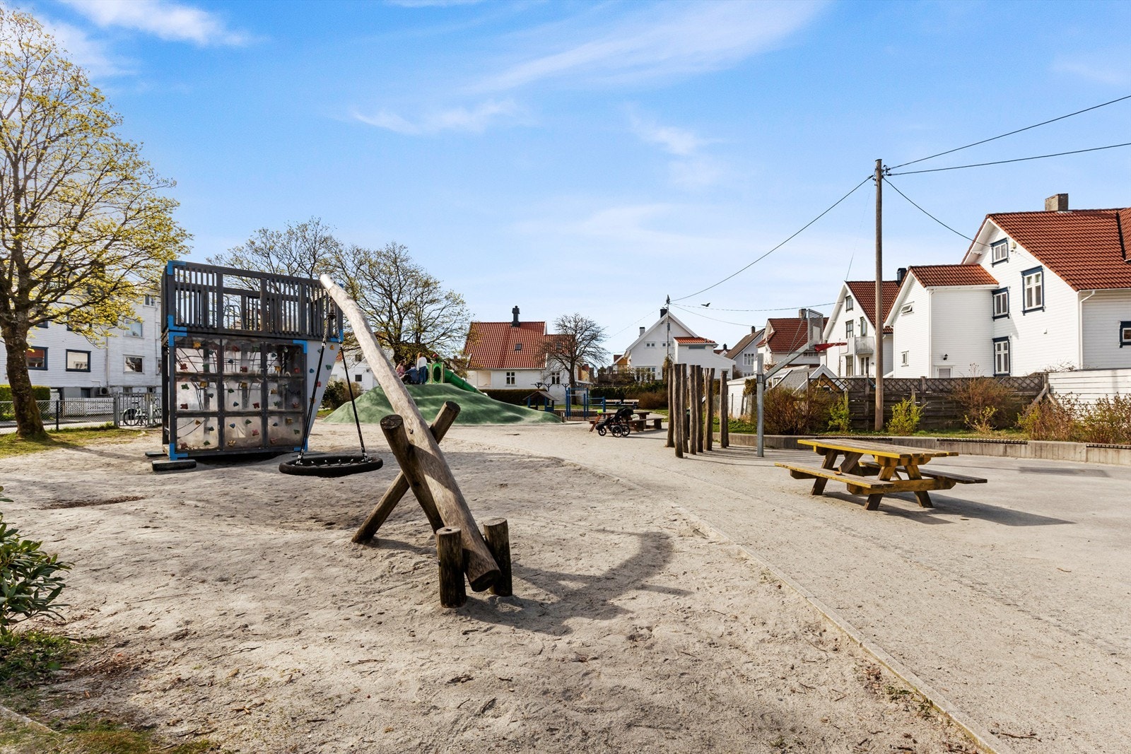 Like i nærheten finner du Lysefjordgt-Avaldnesgt. nærmiljøanlegg med lekeplass, et naturlig samlingspunkt for barn. Galleribilde