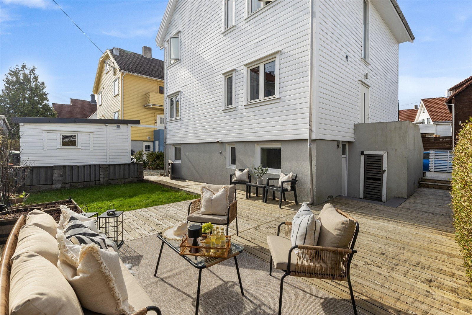 Den opparbeidede uteplassen gir mange muligheter for å nyte uterommet i rolige omgivelser. Galleribilde