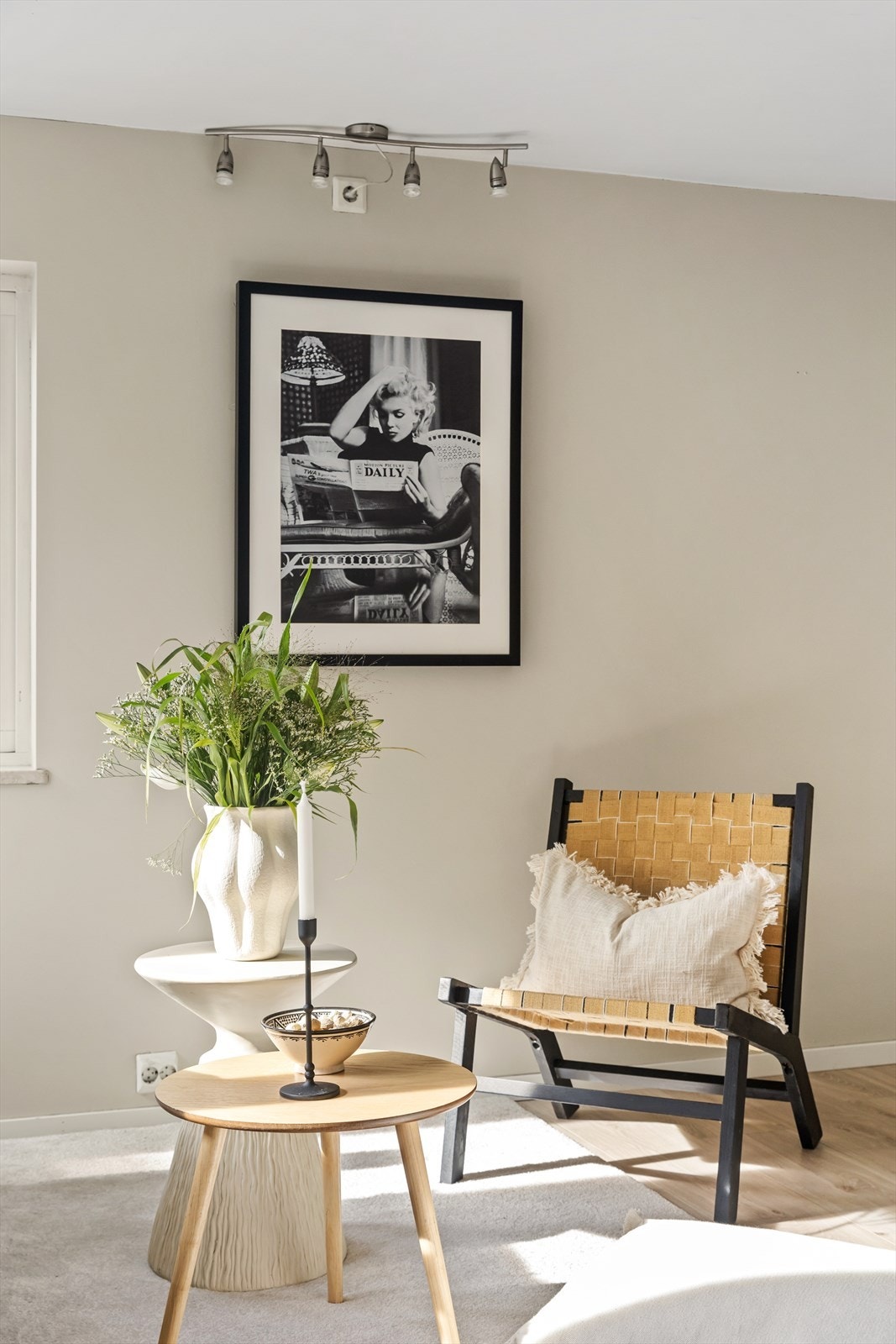 Et lyst og innbydende hjørne i stuen, perfekt for avslapning eller en god bok. Galleribilde