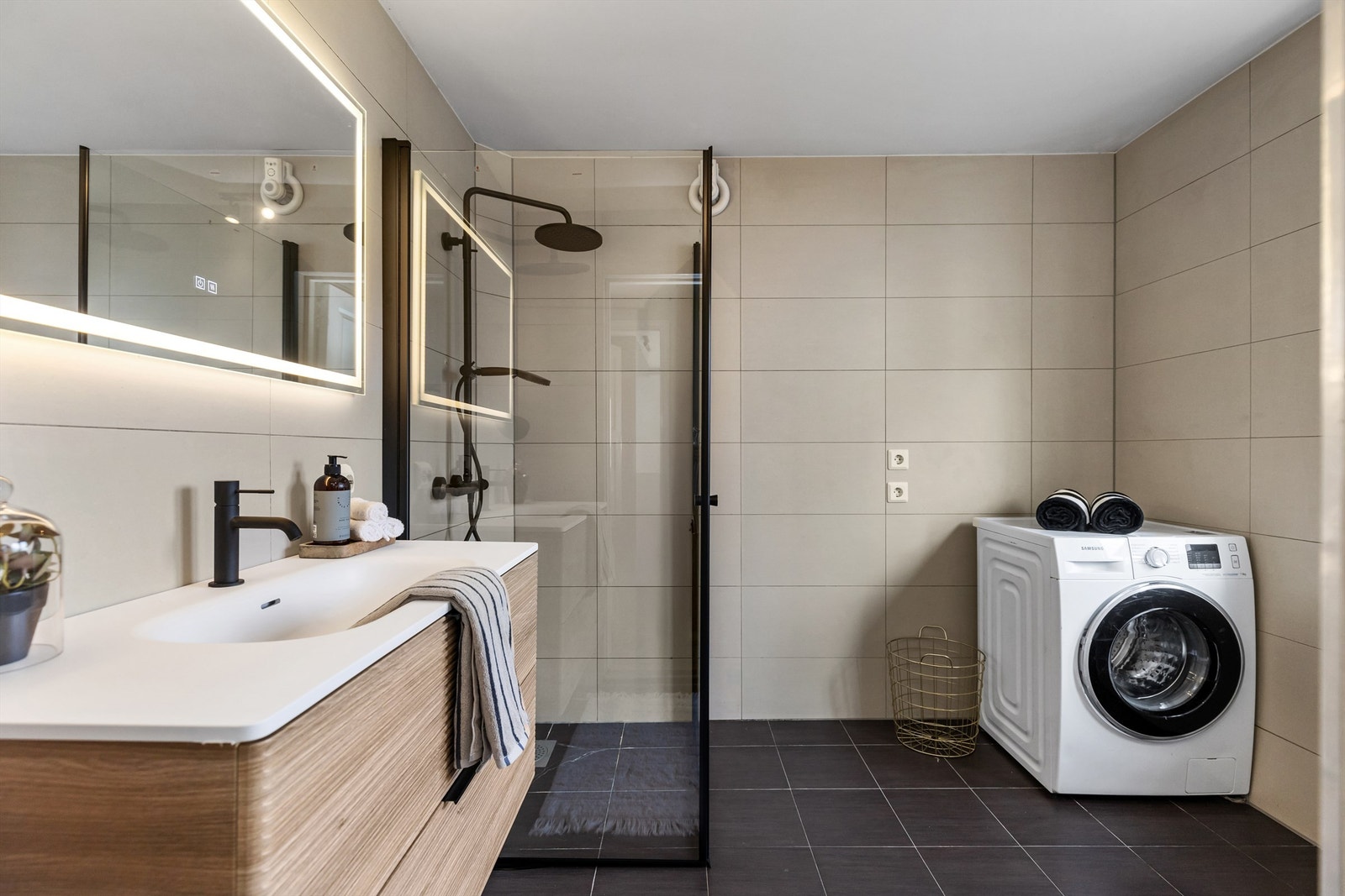 Badet i første etasje ble oppgradert i 2014 og har flislagt gulv med gulvvarme og opplegg for vaskemaskin. Galleribilde