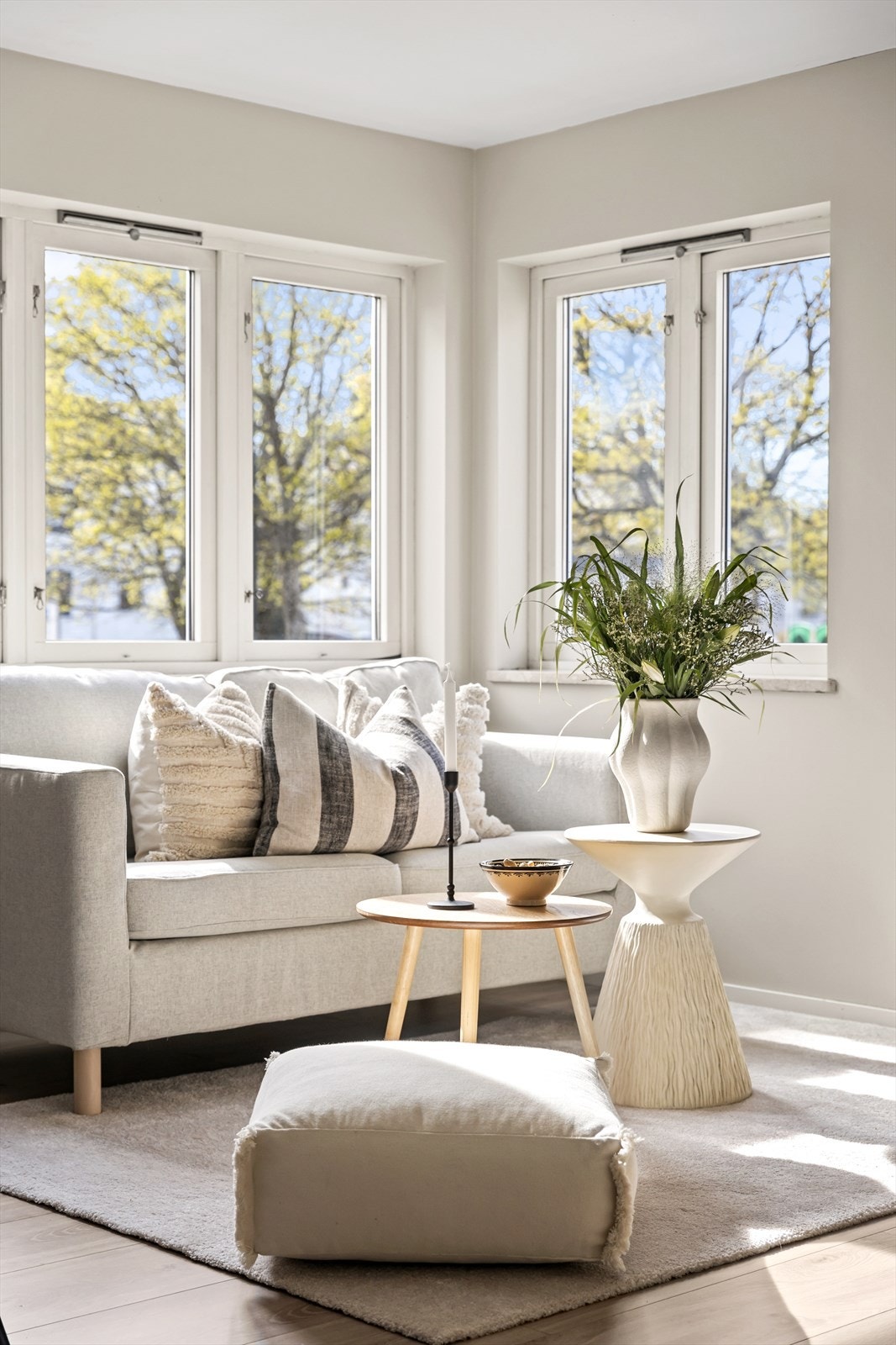 Vinduer med karmer av tre fra 2014 slipper inn rikelig med lys og gir en luftig romfølelse. Galleribilde