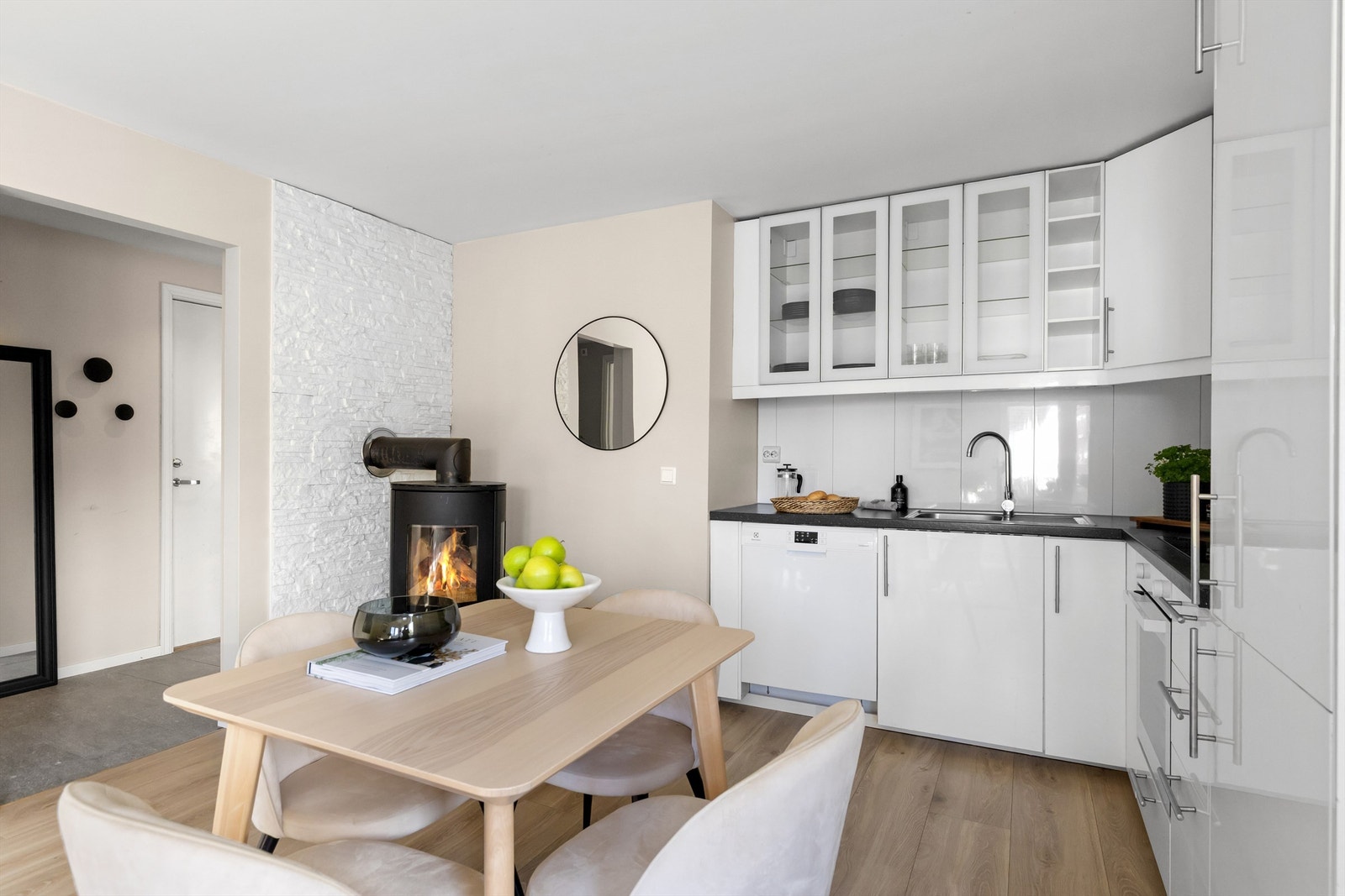 Peisovnen bidrar med både varme og hygge, plassert på et underlag av fliser som beskytter gulvet. Galleribilde