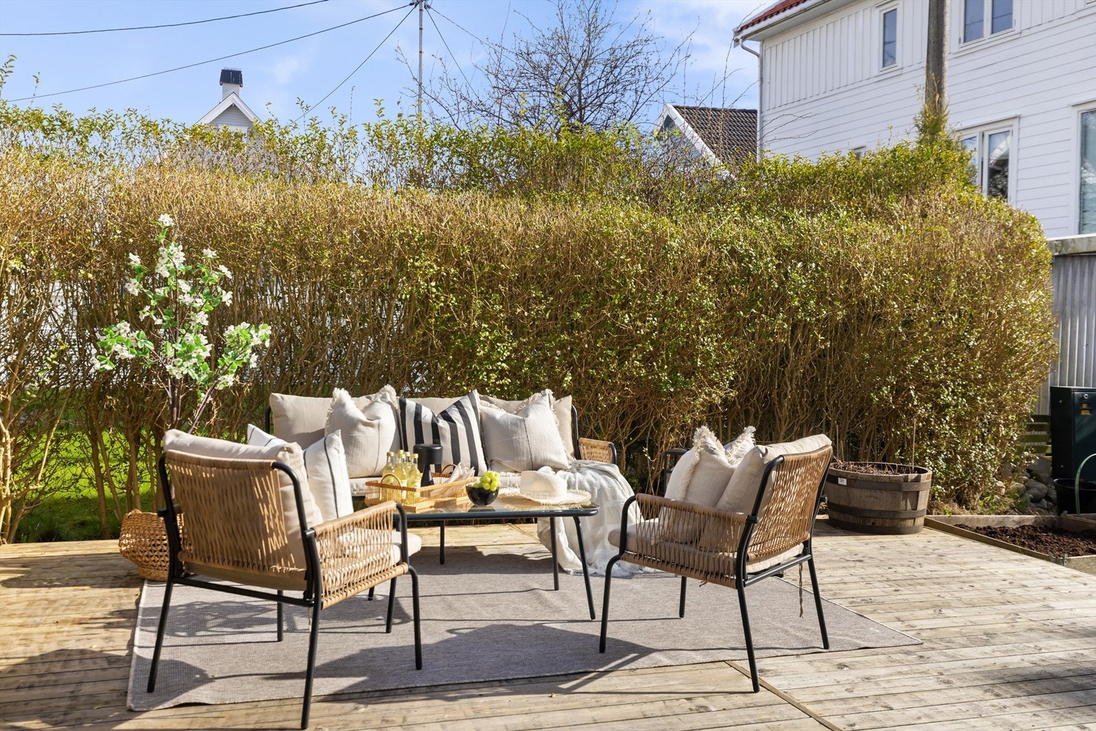 Her er det god plass til både loungegruppe og spisebord, ideelt for utendørs måltider og avslapning. Galleribilde