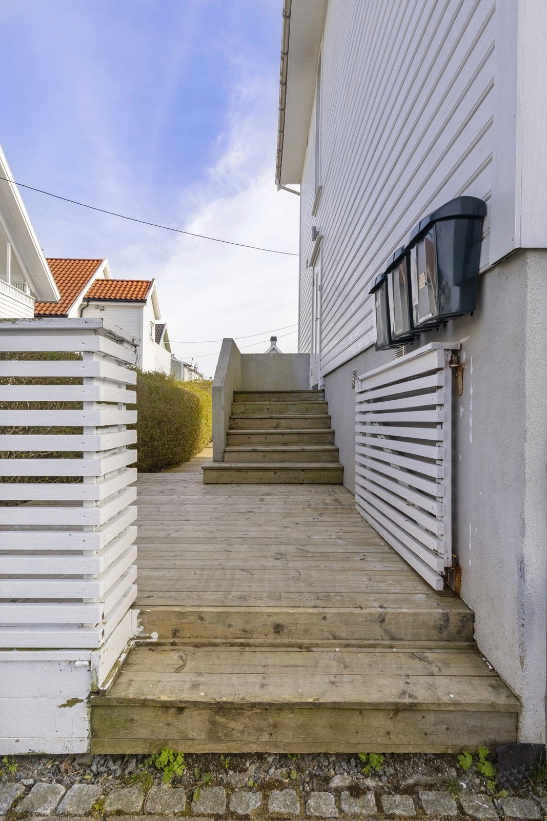 Eiendommen har felles dobbel parkering ved siden av huset, samt gode og gratis parkeringsmuligheter i gaten. Galleribilde