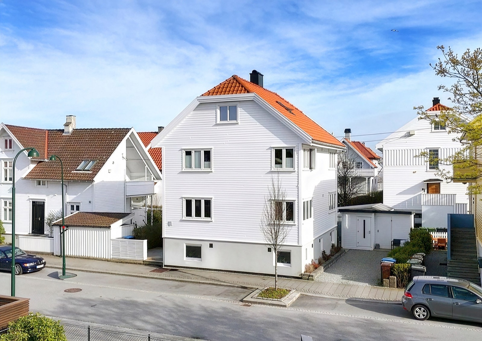 Eiendommen ligger i et etablert og rolig boligområde på Storhaug, kjent for sitt hyggelige naboskap og trygge omgivelser. Galleribilde