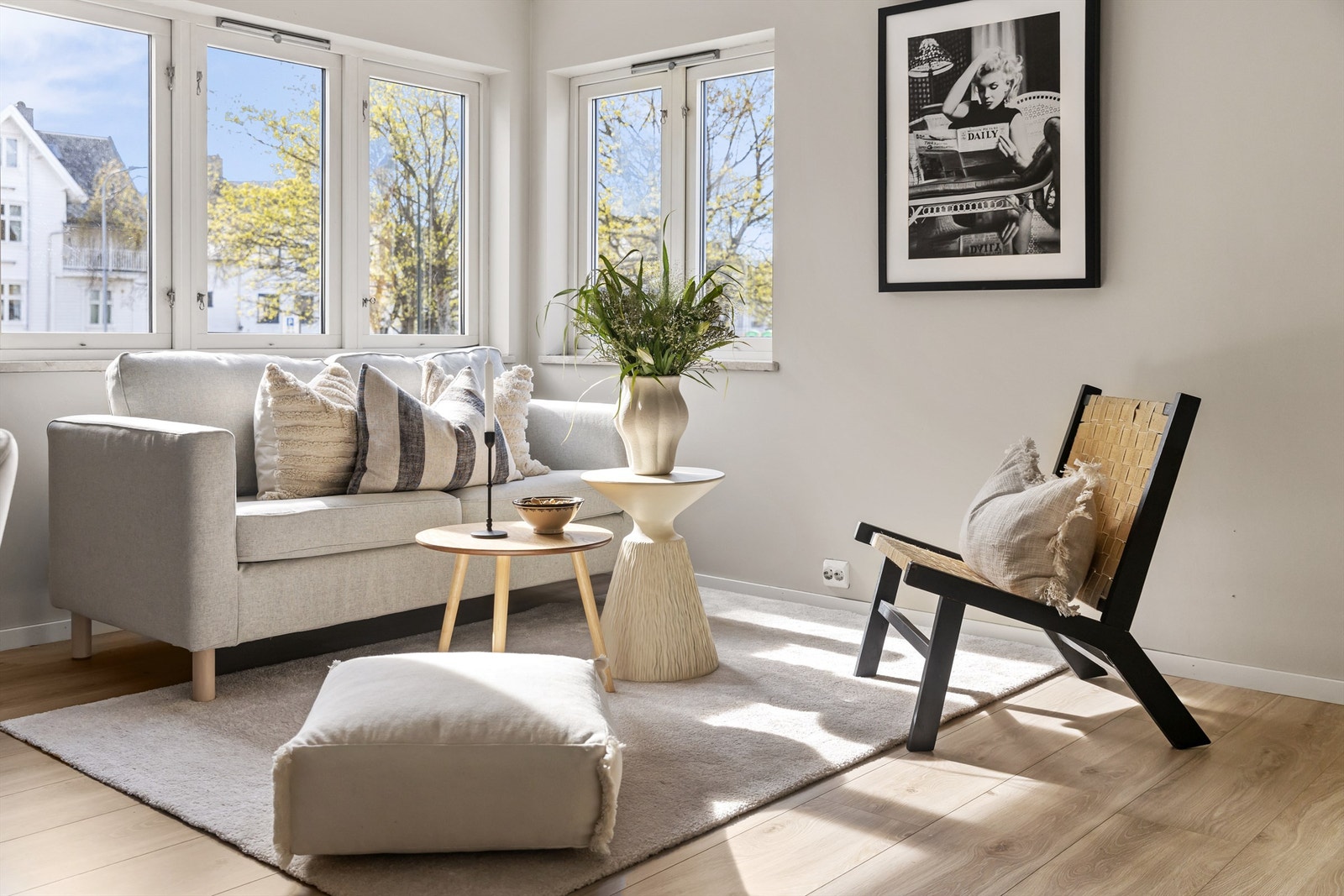 Stuen har god plass til både en komfortabel sofagruppe og spiseplass, ideelt for sosiale sammenkomster. Galleribilde