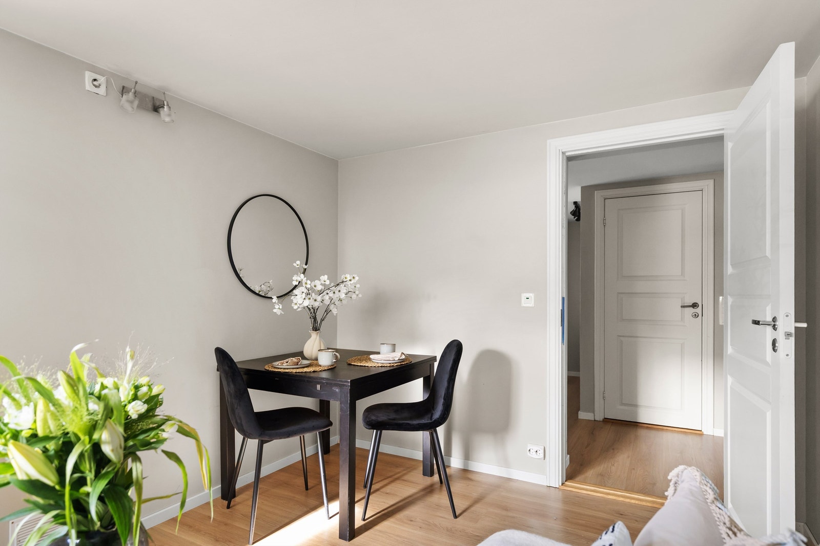 Fra oppholdsrommet er det inngang til et av de innredede rommene, samt til kjøkkenet. Galleribilde