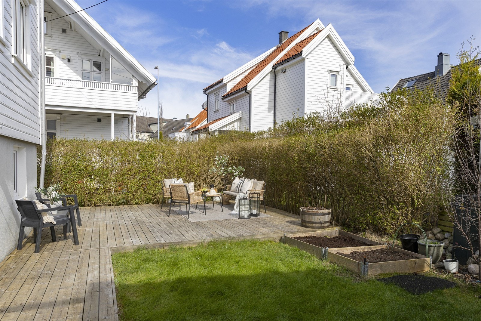 En hekk rammer inn uteområdet og bidrar til privatliv i den felles hagen. Galleribilde
