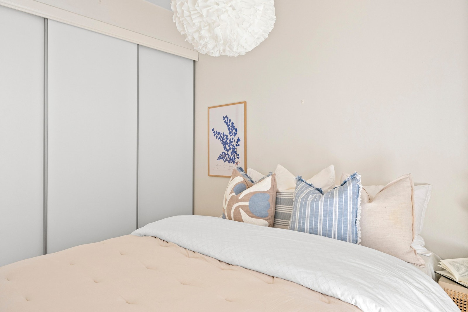 Lyst soverom med skyvedøresgarderobe Galleribilde