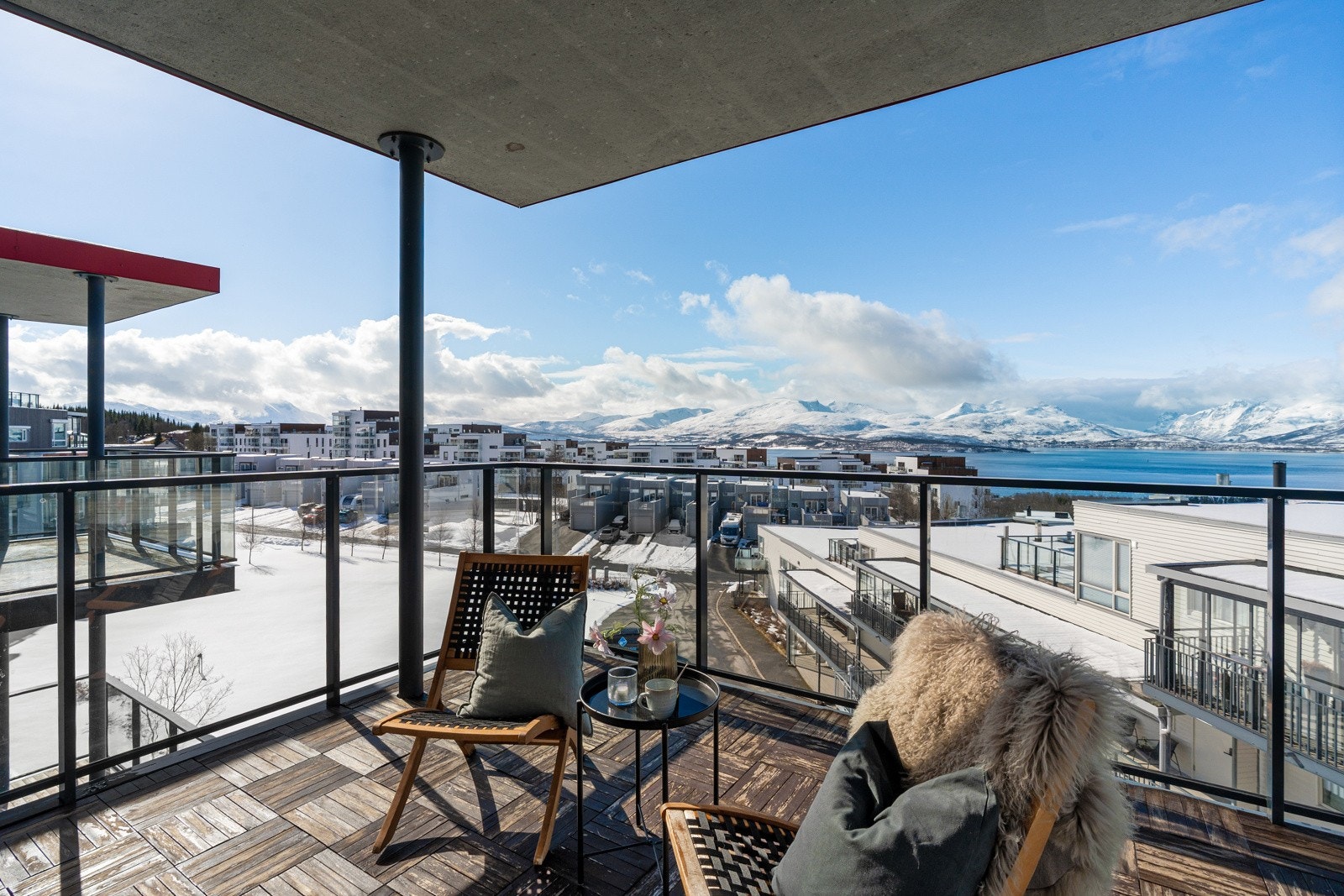 Godt med plass for utemøbler, grill og beplantning. Et perfekt sted å nyte finværsdagene i Tromsø!