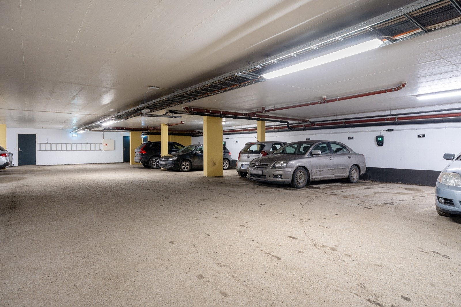 Parkering i garasjeanlegg med el-billader.