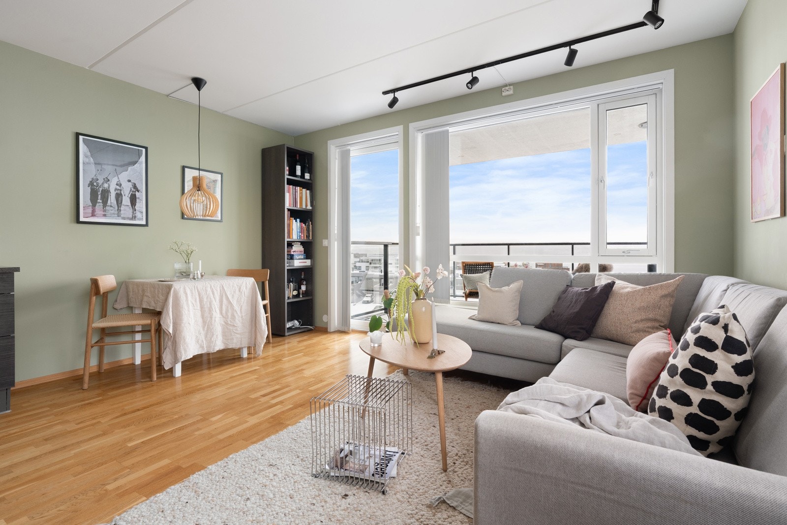 God plass for stor sofa, spisebord og tilhørende møblement.
