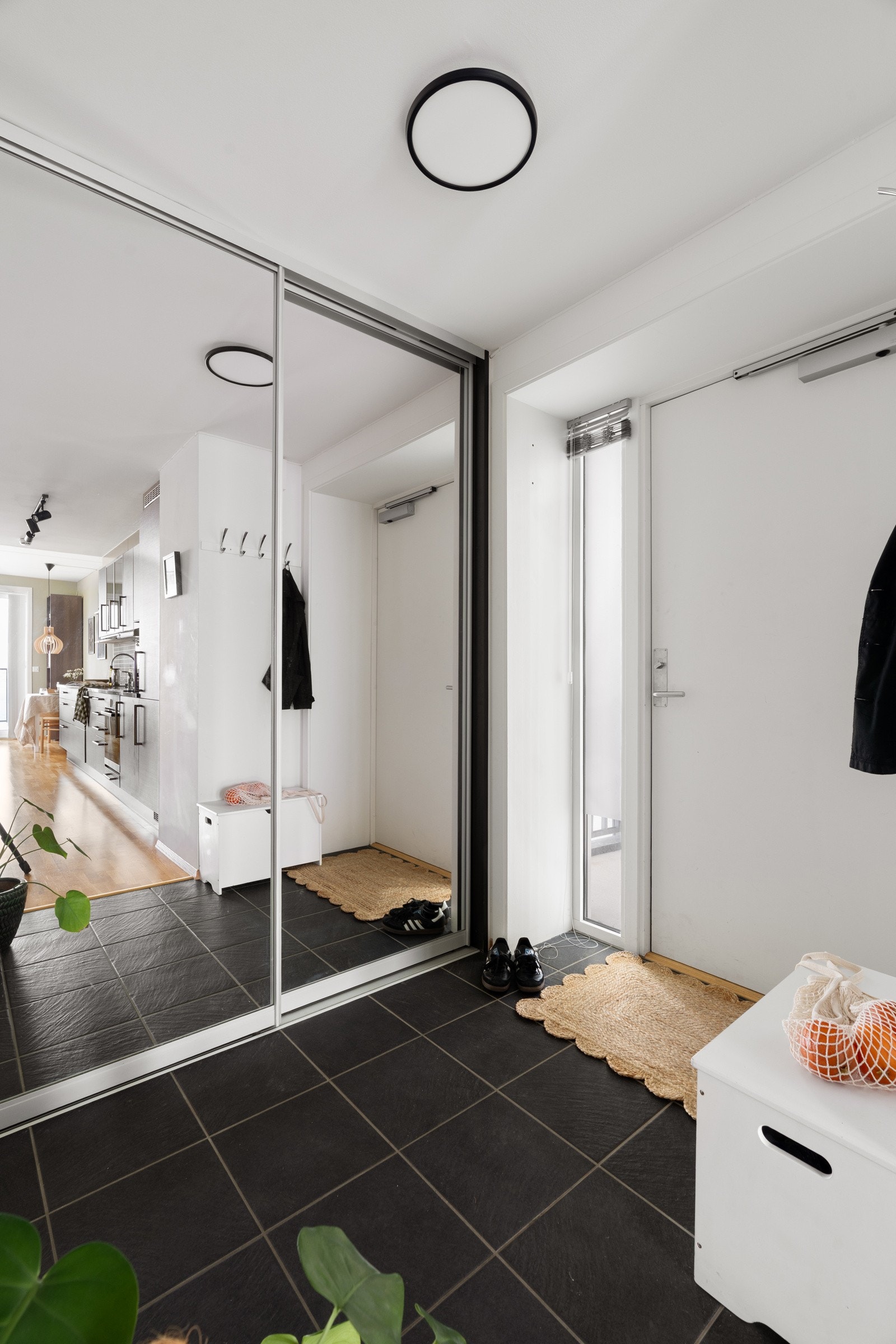 Stor skyvedørsgarderobe med speil.