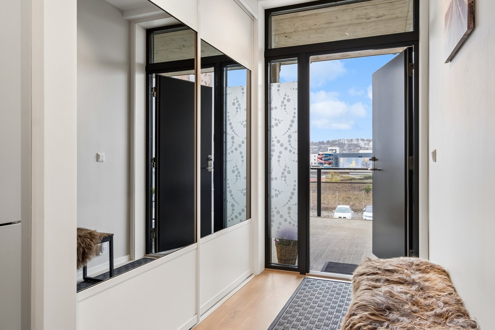 Entre/gang med romslig skyvedørsgarderobe Galleribilde