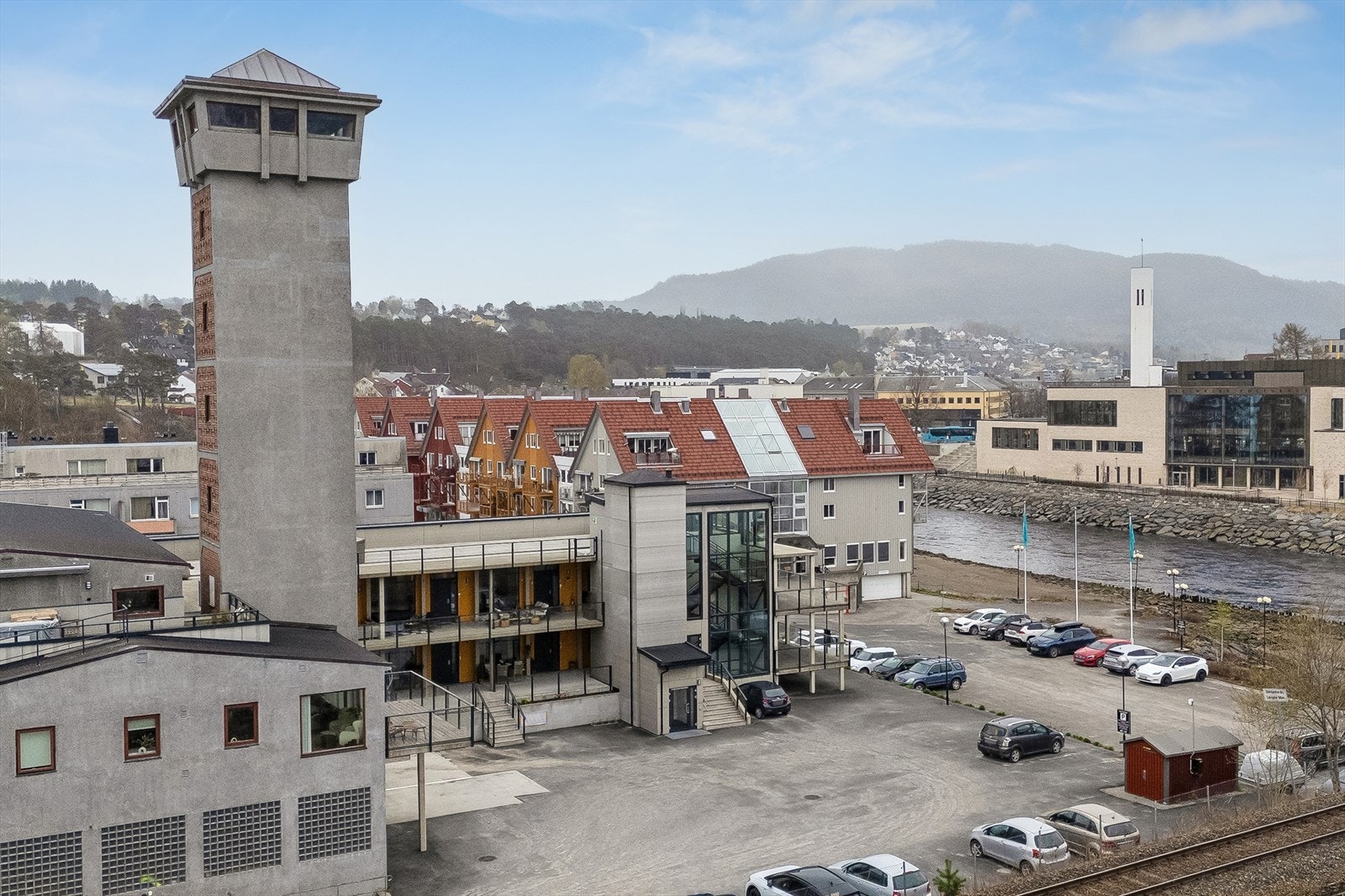 Leiligheten ligger i toppetasjen med uteplass mot vest. Felles takterrasse på toppen av bygget med adkomst fra heis eller trapp Galleribilde