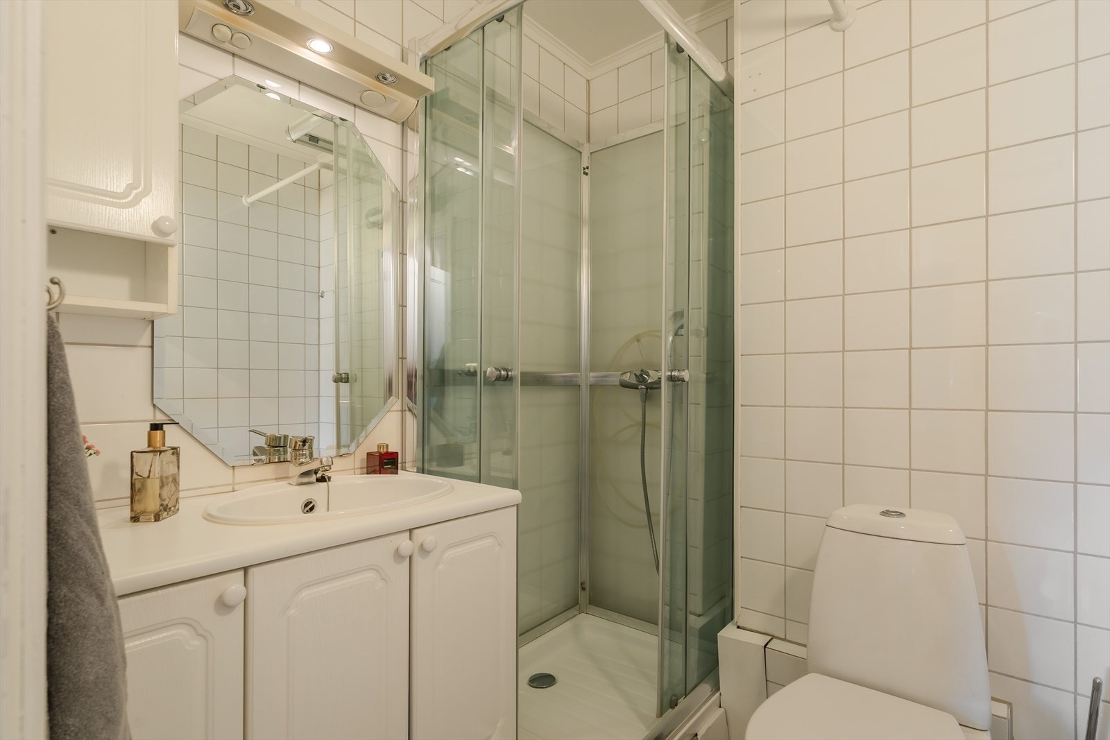 Badet har varme i gulv etablert dusjkabinett. Galleribilde