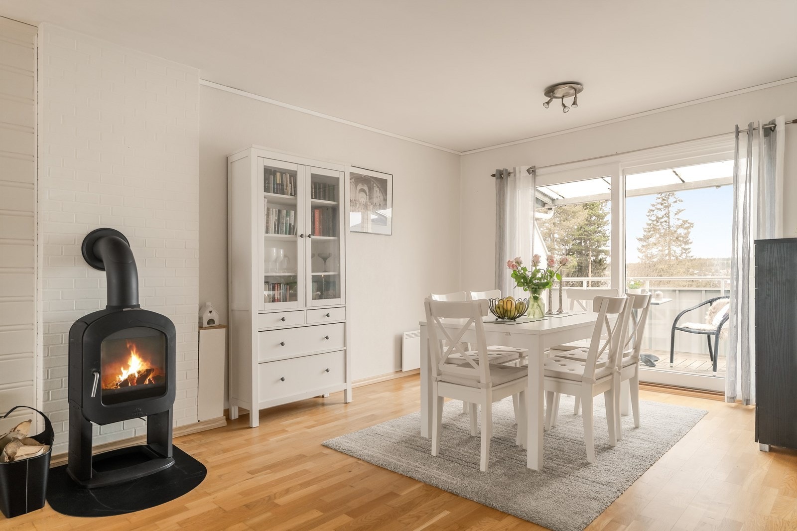 Peis i leiligheten sørger for både god varme og en trivelig atmosfære. Galleribilde
