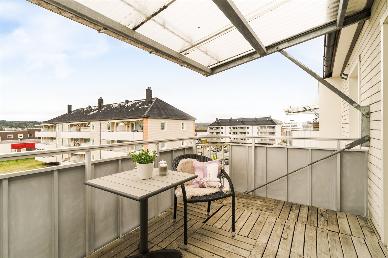 I den andre enden av boligen har man en romslig overbygd balkong. Galleribilde