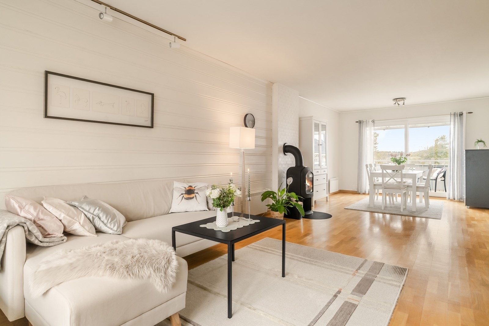 Man har en romslig stue på hele 31 kvm Her har man godt med plass til sofa- og spisegruppe. Galleribilde