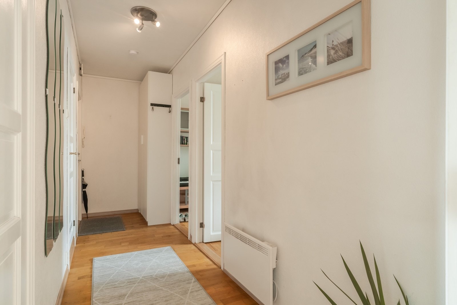 Tilbaketrukket fra stuen er gangen hvor finner man begge soverommene, vaskerom og bad. Galleribilde