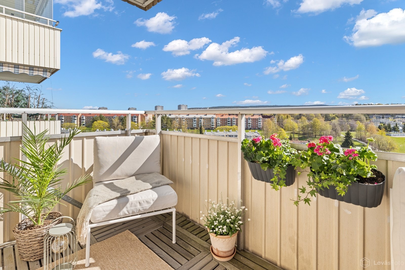 Her er det god plass til sittegruppe, grill m.m. Galleribilde
