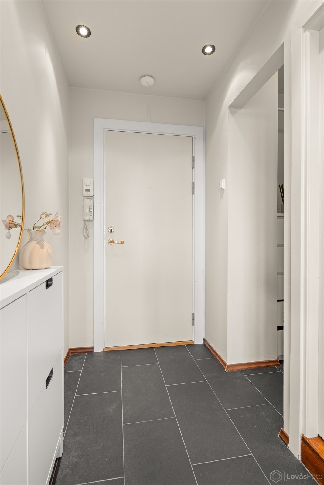 Lys og innbydende entré med flislagt gulv. Galleribilde