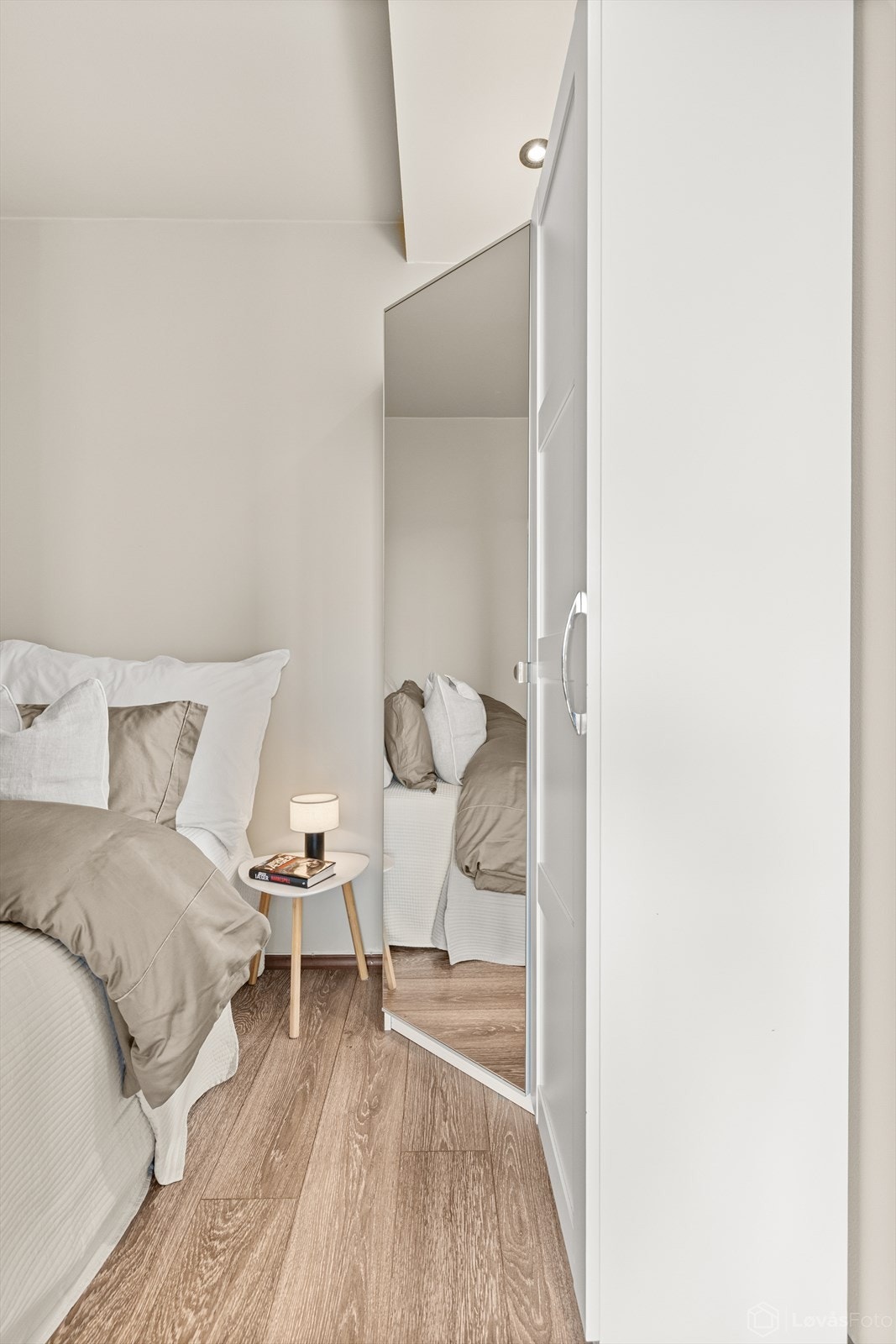 Rikelig med oppbevaringsplass i garderobeskap. Galleribilde