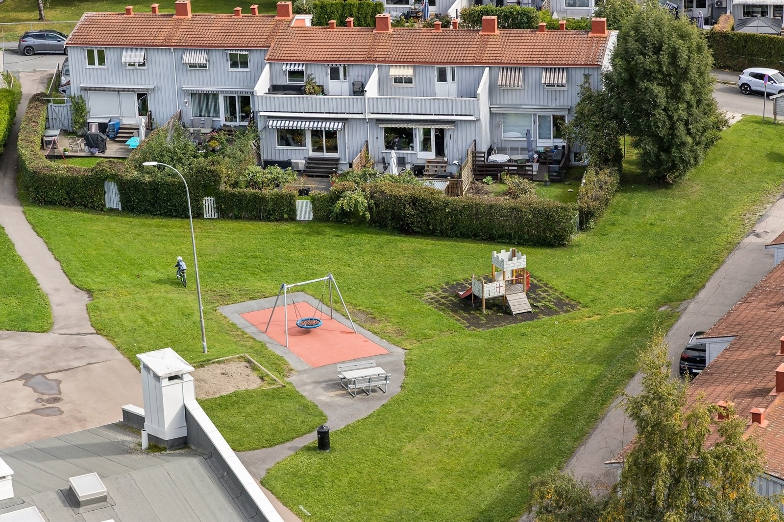 Nærområdet består av fine grøntområder, lekeplasser og sitteplasser. Galleribilde