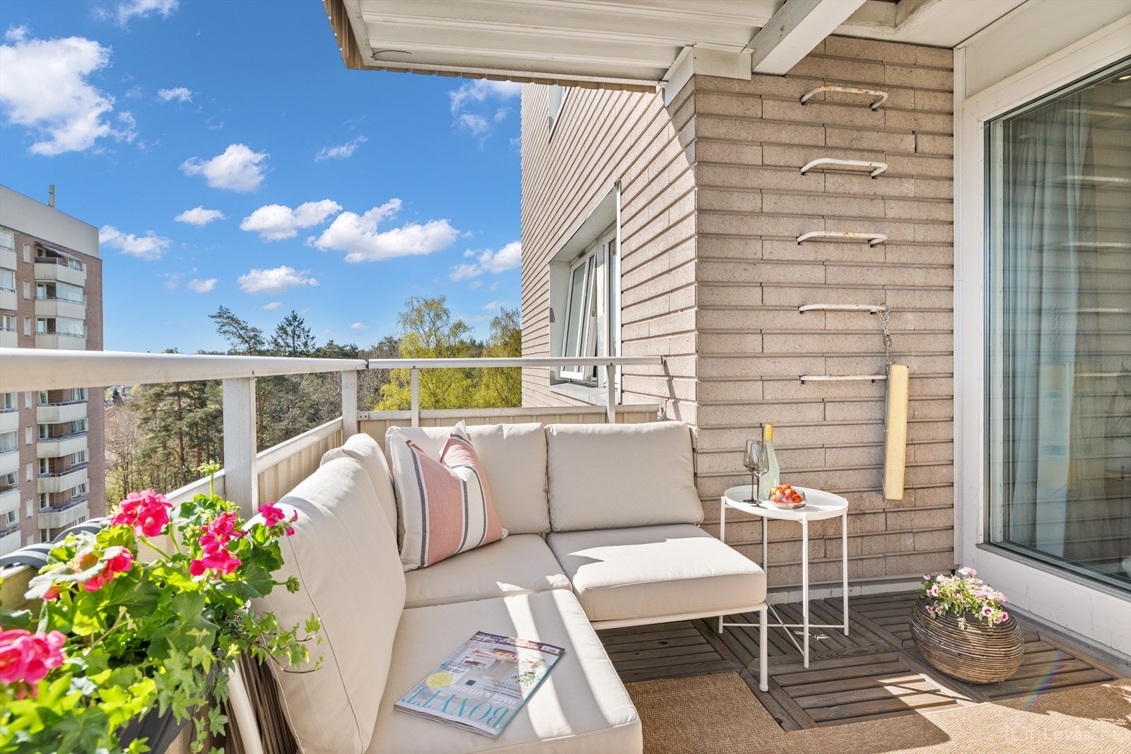 Flott balkong på ca. 7 m² med tregulv og adkomst fra stuen. Galleribilde