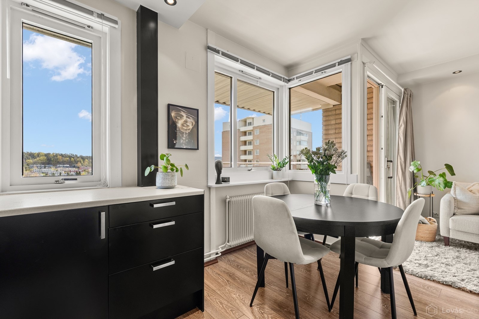Leiligheten har plass til en hyggelig spisegruppe. Galleribilde