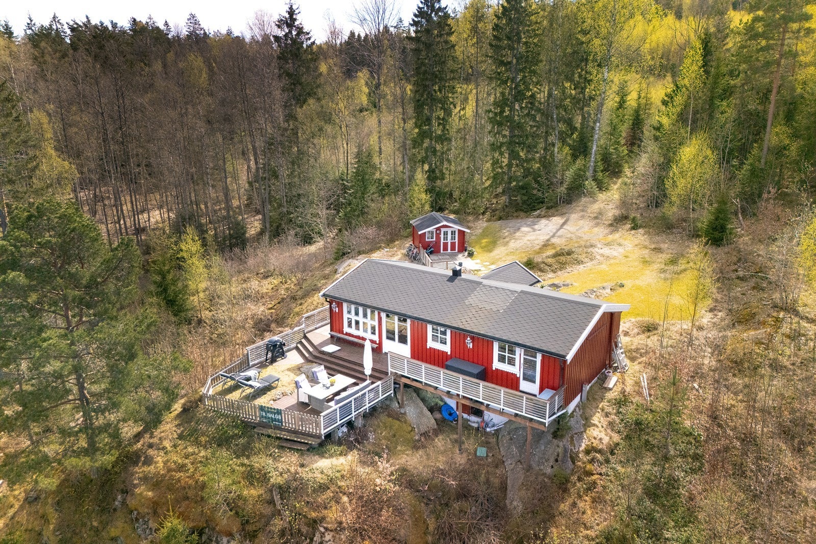 Tomten på over 1,8 mål består hovedsakelig av en grønn naturtomt med gode sol- lysforhold gjennom dagen. Galleribilde