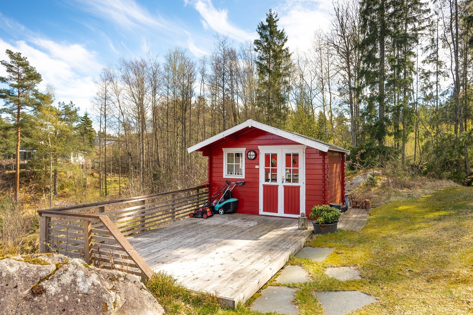 Fra verandaen leder en skifersti bort til et uthus/bod på ca. 10 kvm, med en liten terrasse ved inngangen. Galleribilde