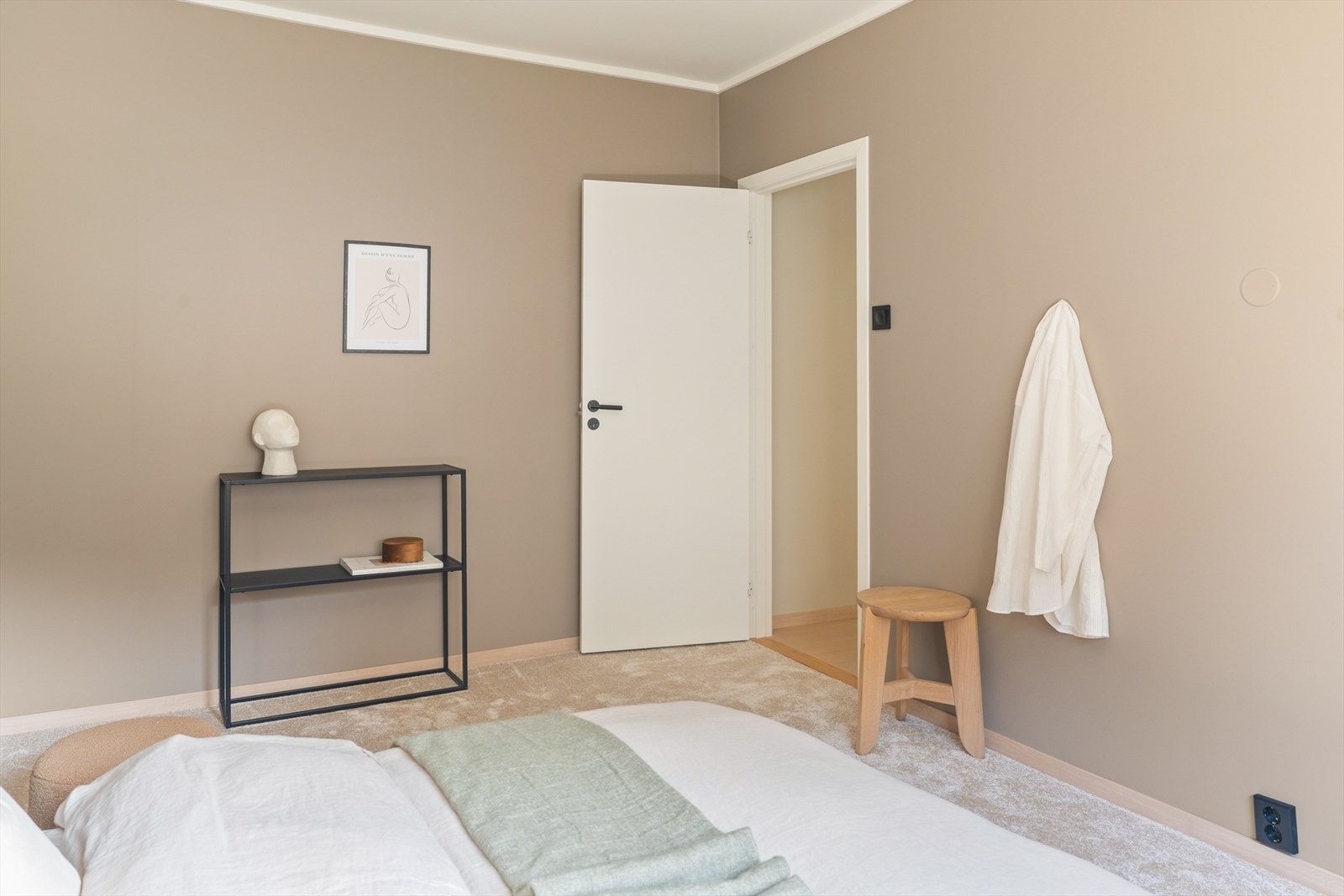Hovedsoverommet er innredet med et delikat vegg-til-vegg teppe i en lys beige farge, som gir rommet en lun og behagelig atmosfære. Galleribilde