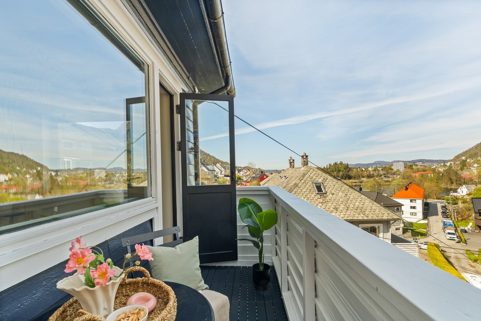 Velkommen til et hjem som kombinerer stil, komfort og praktiske løsninger - en lys og innbydende leilighet med gjennomgående gode kvaliteter. Galleribilde