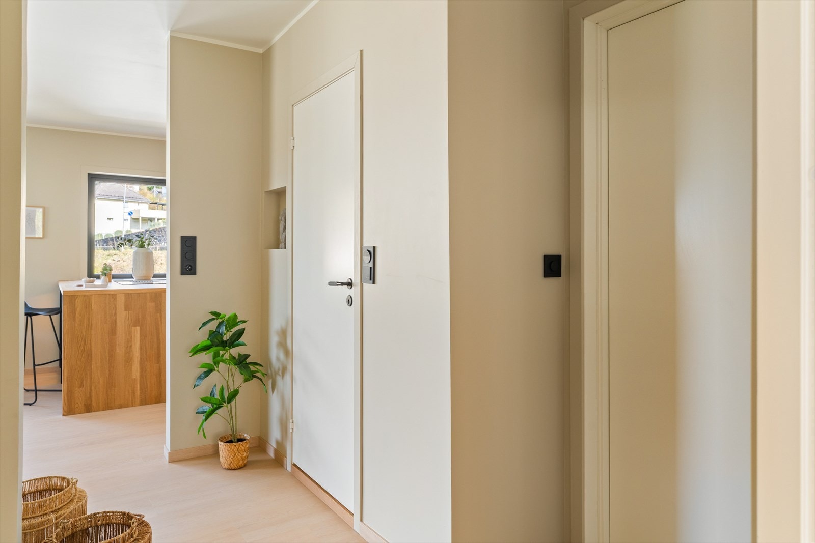 Du ønskes velkommen inn i en lys og praktisk entré som gir et godt førsteinntrykk. Galleribilde
