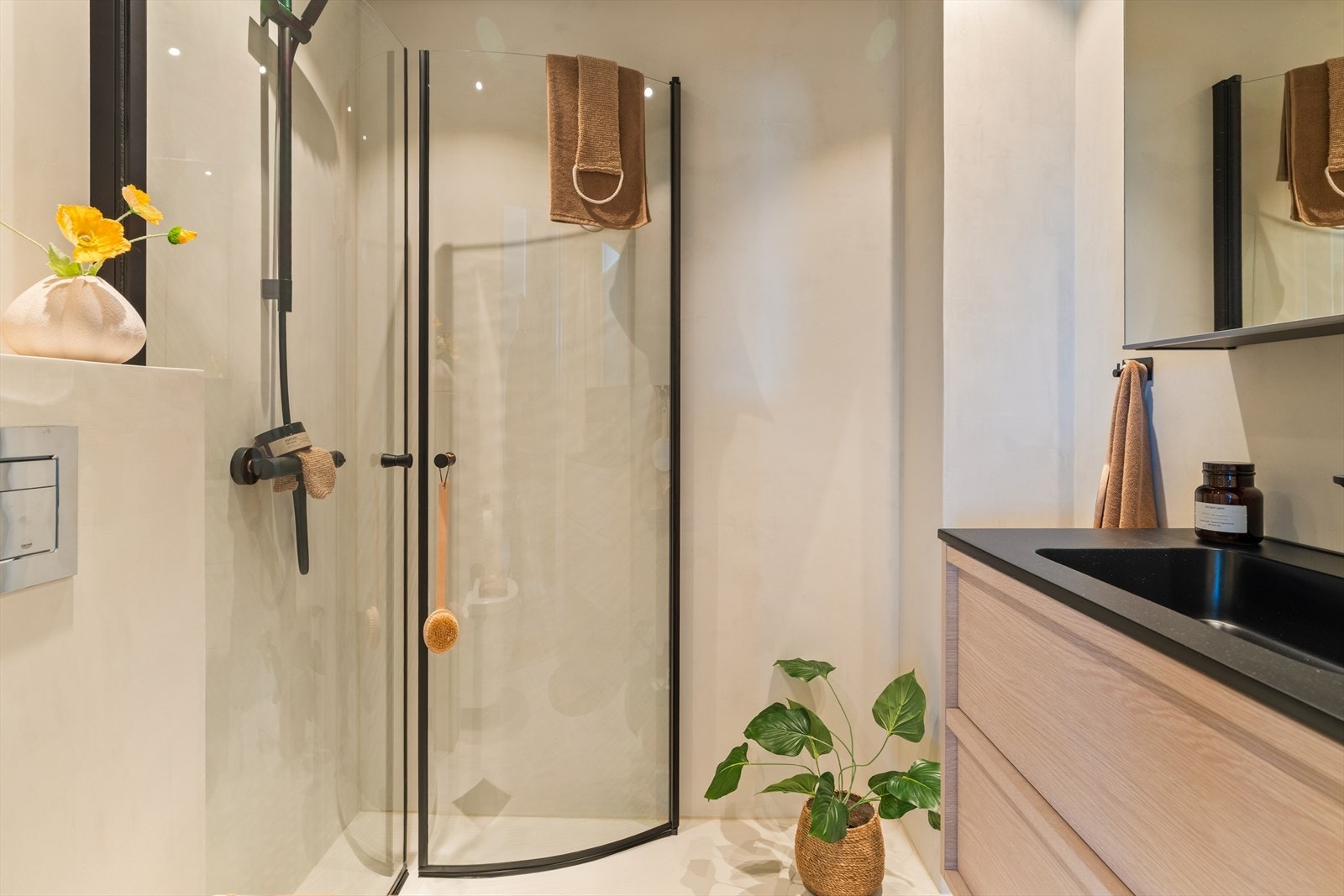 Boligen har et pent bad som er fornyet med moderne materialvalg, hvor mikrosement på vegger og gulv gir et stilrent og tidsriktig uttrykk. Galleribilde