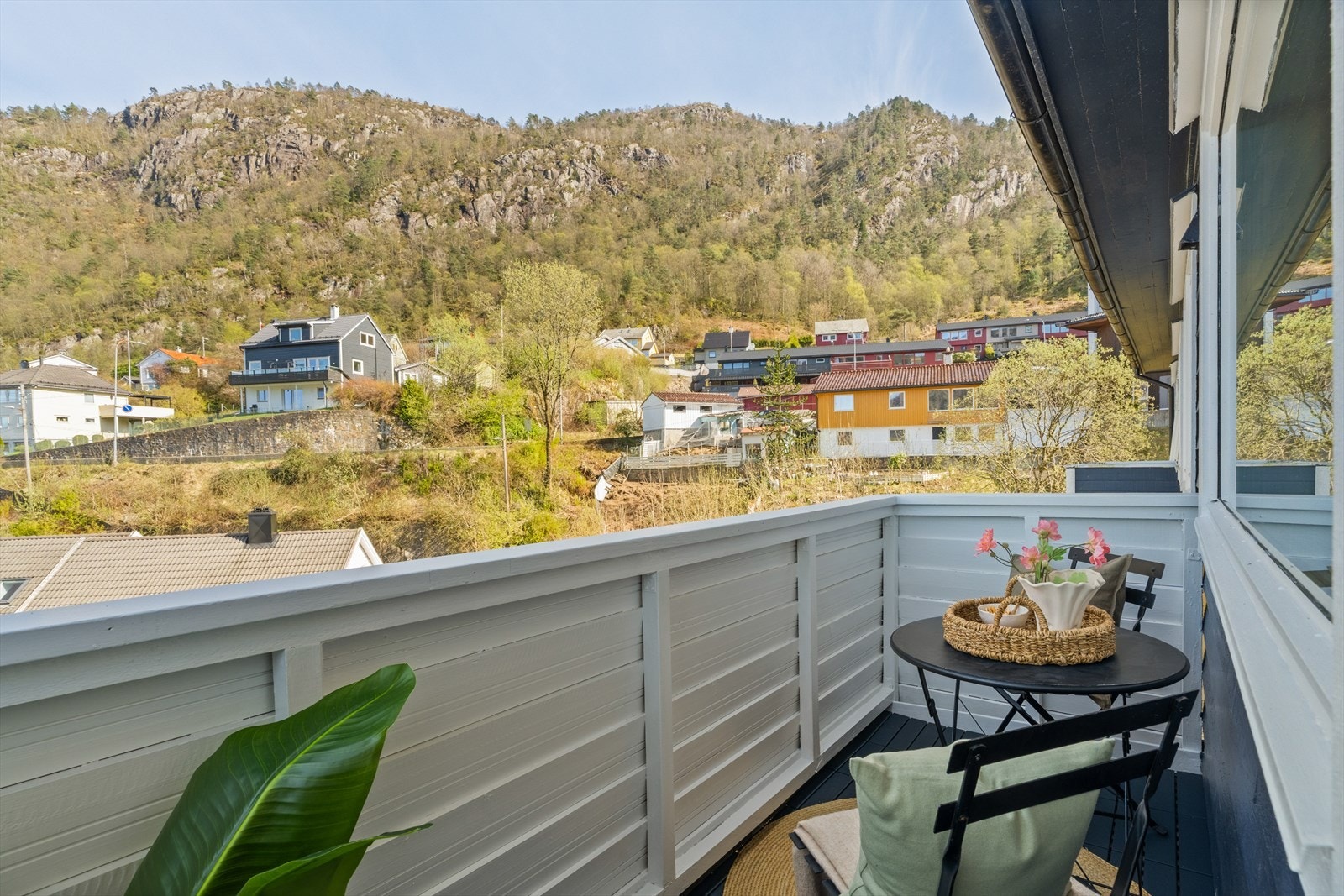 Her får du en hyggelig uteplass med plass til sittegruppe - perfekt for morgenkaffen eller rolige kvelder utendørs. Galleribilde