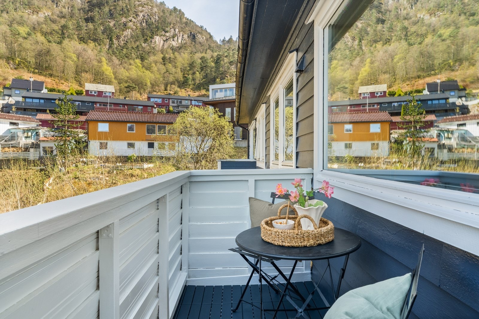 Fra stue og kjøkken er det utgang til en koselig balkong på ca. 3,4 m². Galleribilde