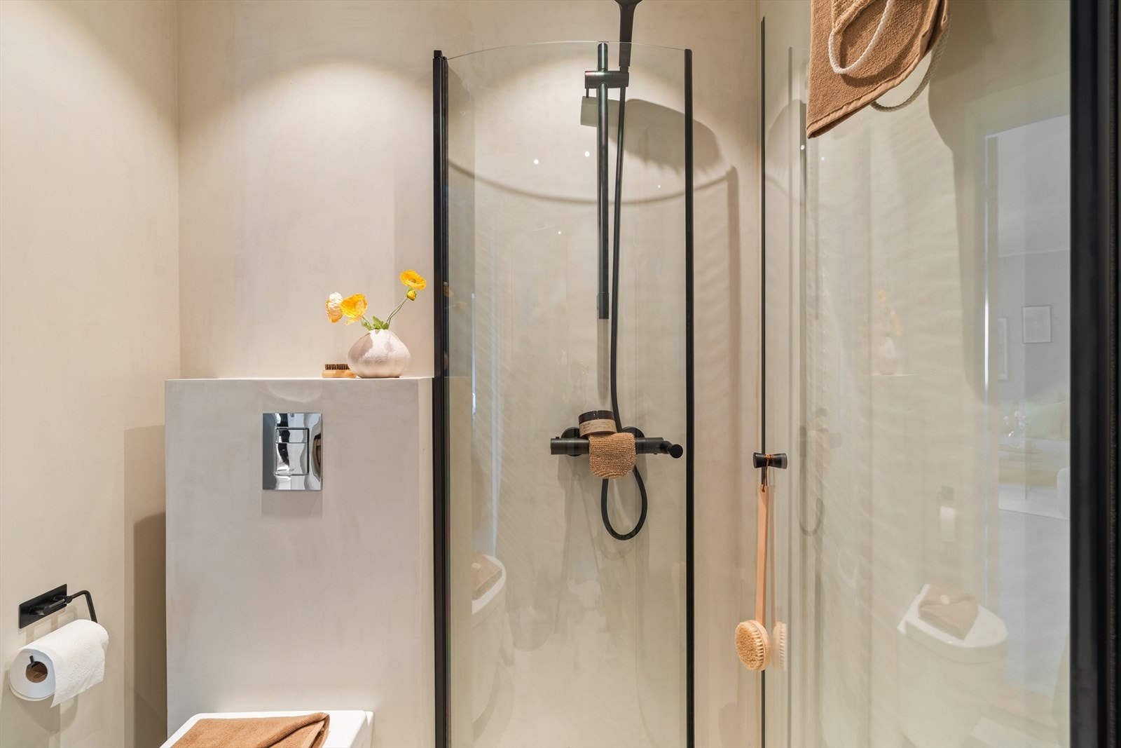 Badet er utstyrt med varmekabler i gulv, downlights i himling, dusjløsning og vegghengt toalett - en funksjonell og komfortabel løsning i hverdagen. Galleribilde