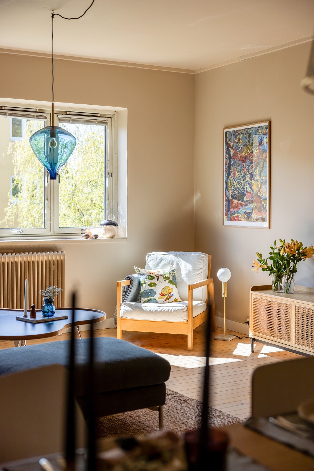 Leiligheten holdes god og lun på vinterstid med fjernvarme til radiatorer. Både oppvarming med fjernvarme, varmtvann og fiberbredbånd (fra OBOS OpenNet) er inkludert i felleskostnadene. Galleribilde