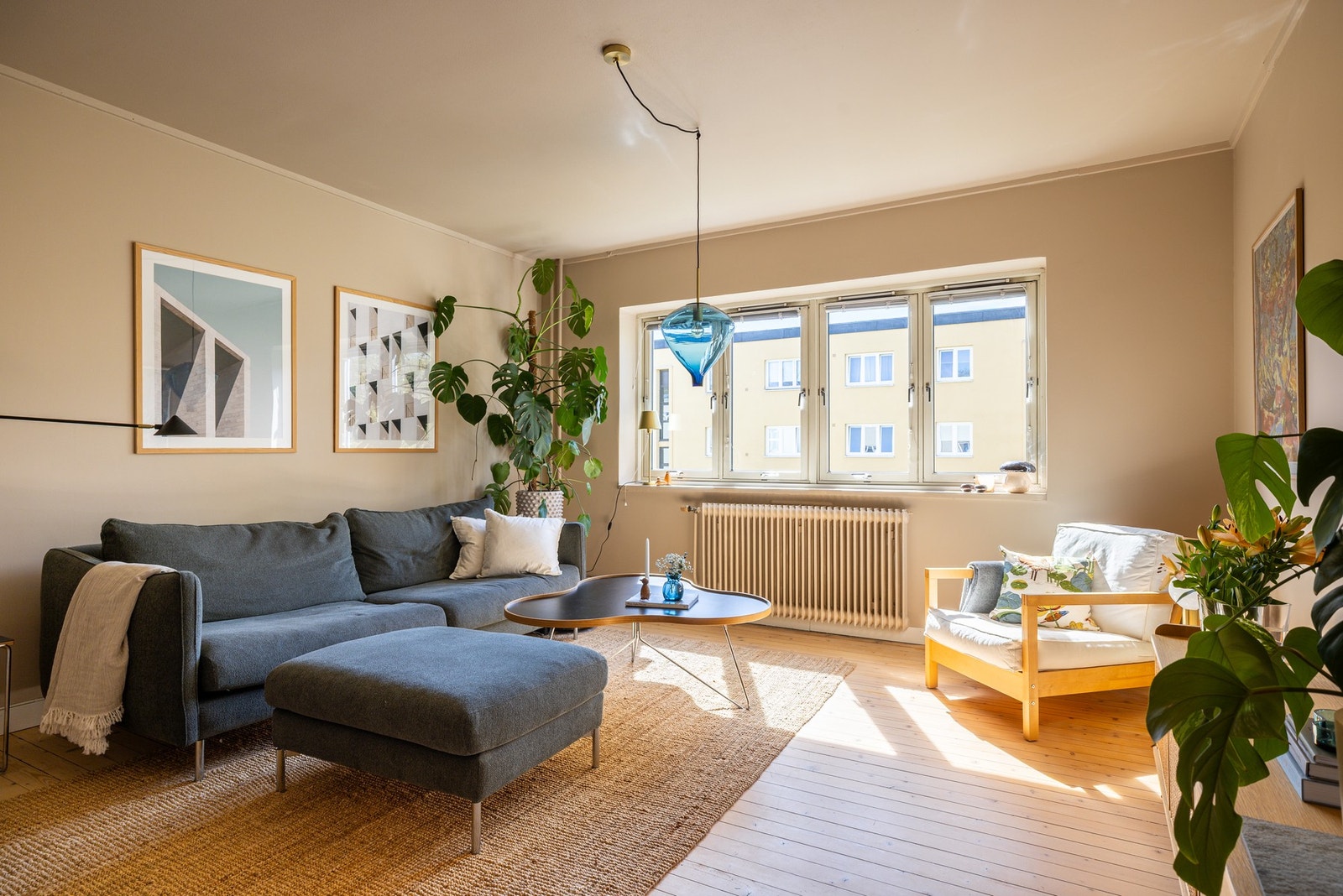 Bo rolig og tilbaketrukket i denne attraktive, lyse og gjennomgående 2(3)-R, i byggets 3. etasje, med store rom og god planløsning. Galleribilde