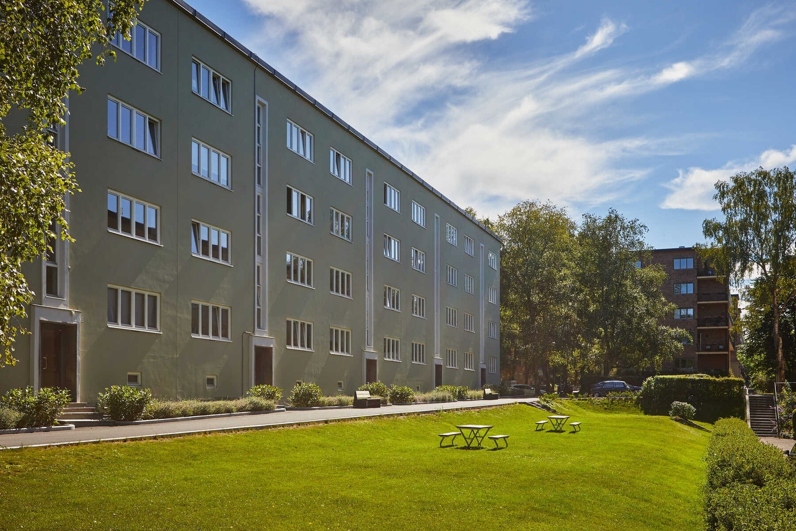 Dersom du ønsker å bo sentralt, men samtidig avskjermet fra byens støy, er dette den perfekte leiligheten for deg. Leiligheten ligger tilbaketrukket i attraktive og høytliggende omgivelser på Sinsen/Carl Berner. Galleribilde