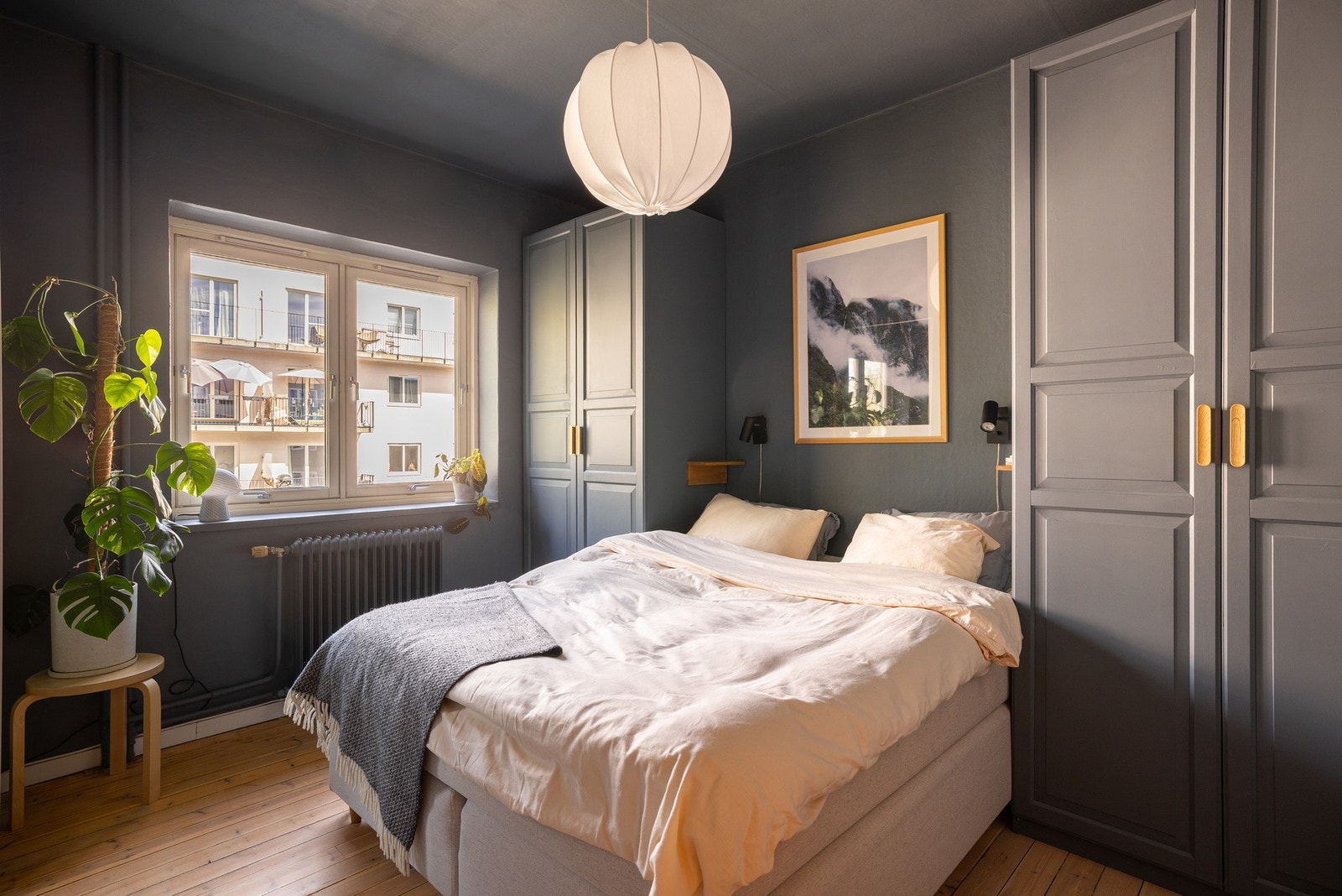 God plass til en dobbeltseng (160cm) mellom de to garderobeskapene (medfølger i handelen og gir rikelig med oppbevaringsplass til klær, sengetøy mm.) Galleribilde