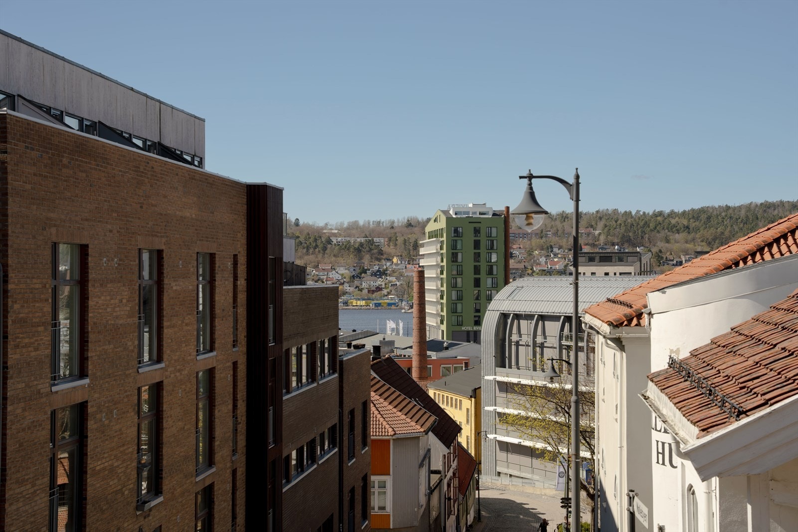 Fra balkongen kan man se ned mot Møllebyen og Verket. Galleribilde