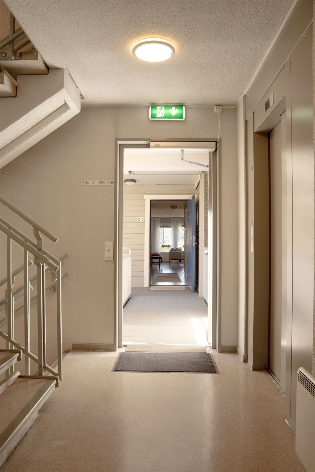 Hyggelig trappeoppgang med heis opp til leiligheten. Galleribilde