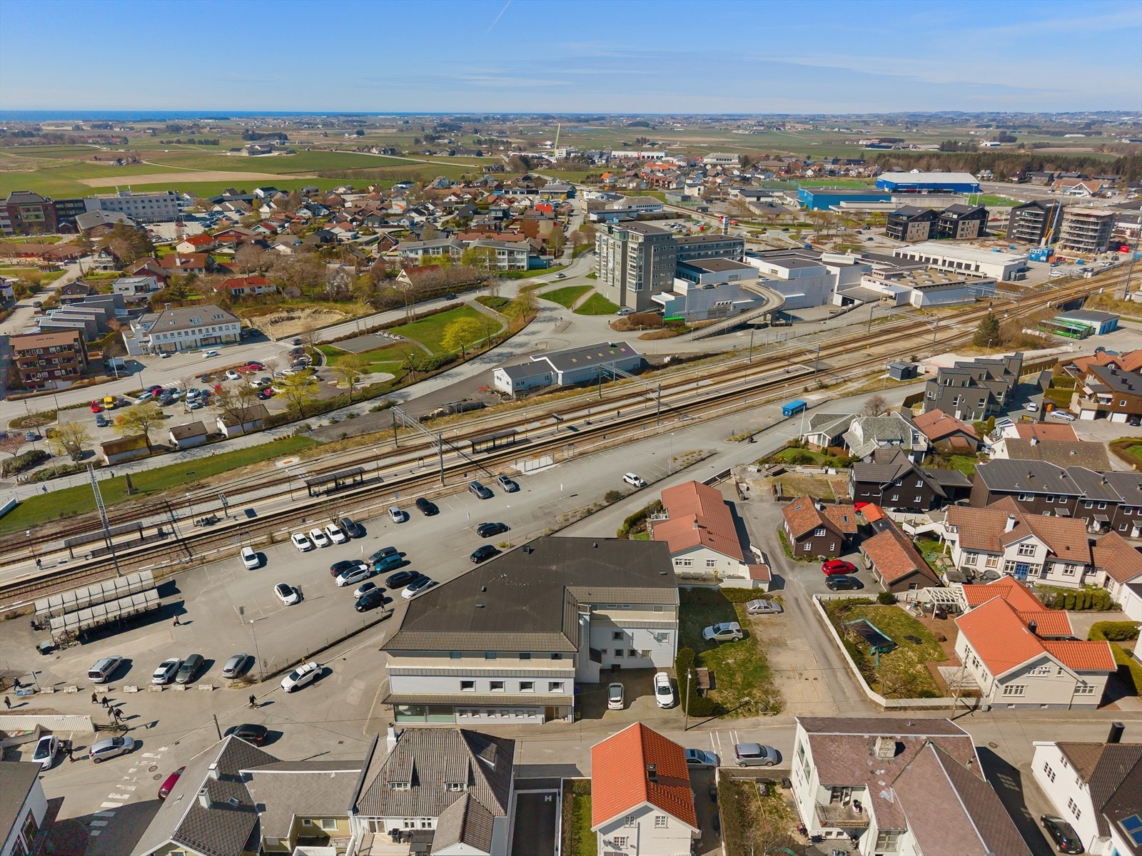 Her bor du med gangavstand til butikker som Kiwi og Coop Mega, samt AMFI Nærbø. Galleribilde