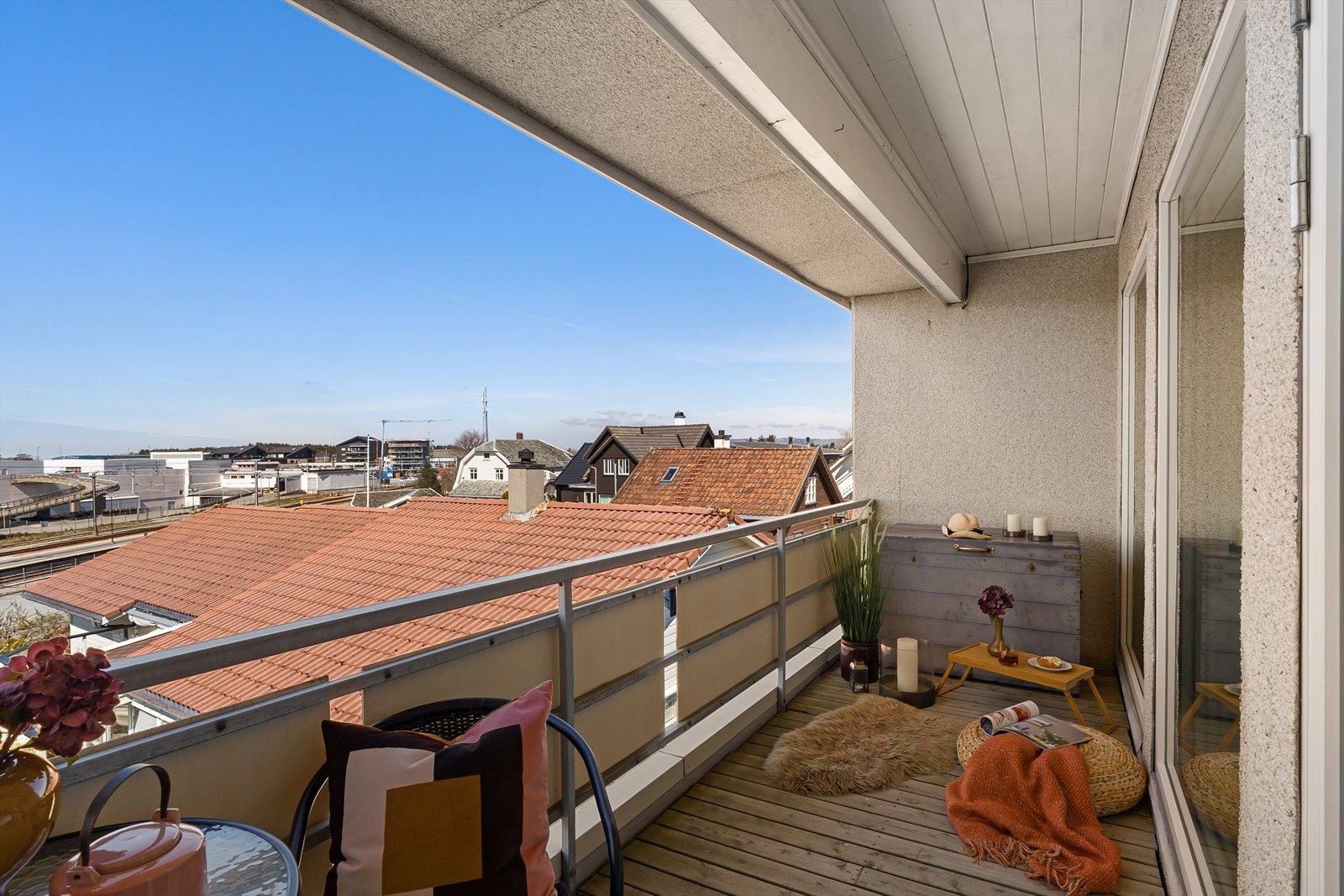 Fra balkongen er det flott utsikt over Nærbø sentrum. Galleribilde
