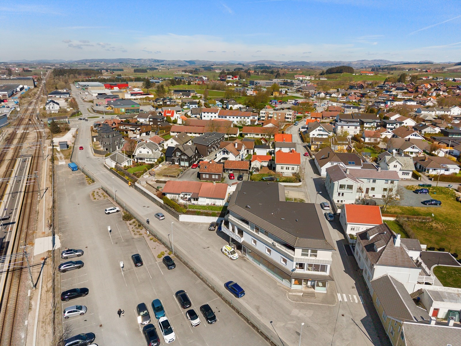 En sentral og praktisk base i hjertet av Nærbø. Velkommen til en hyggelig visning! Galleribilde