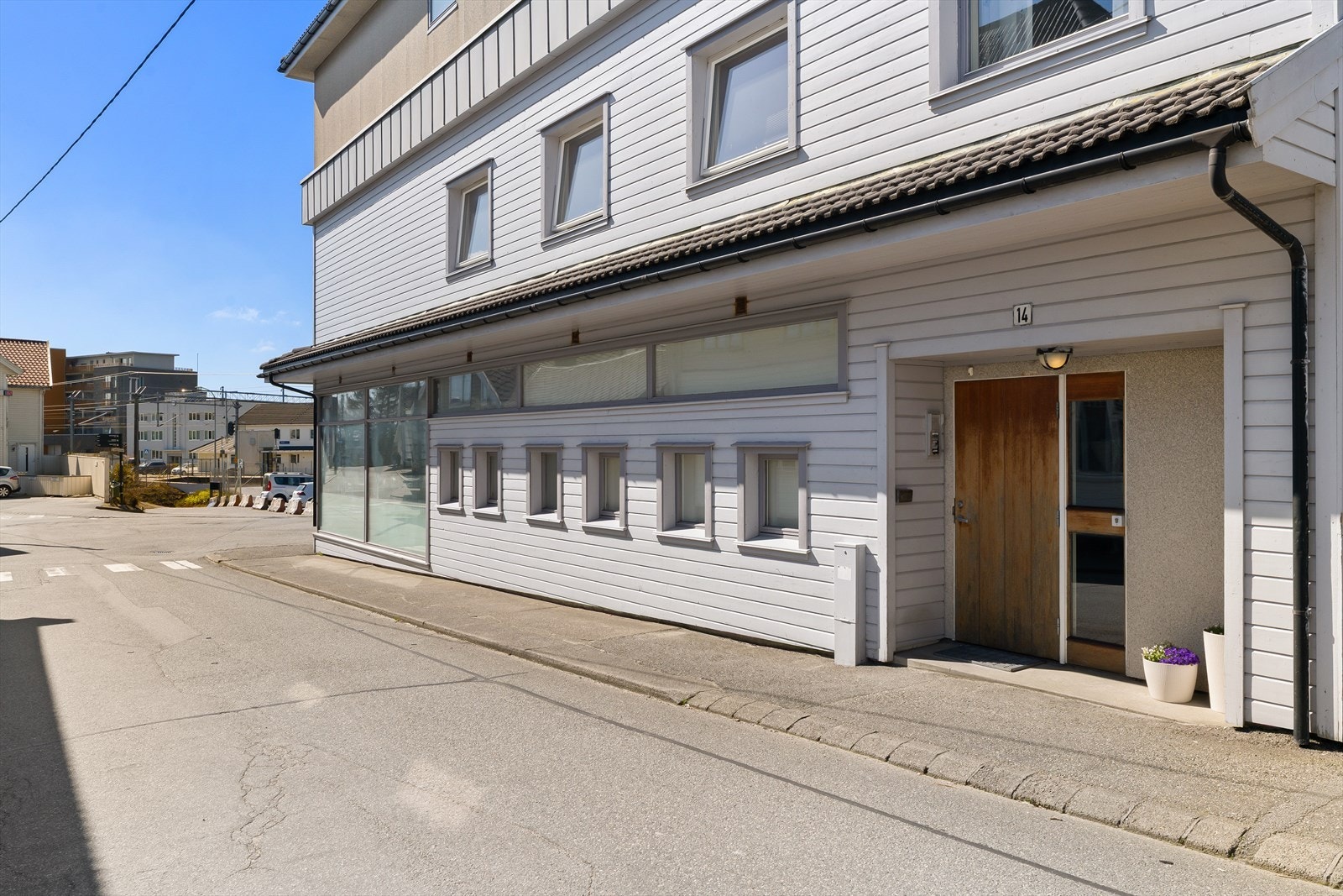 Felles inngangsparti. Leiligheten ligger i 3. etasje, som er bygningens toppetasje. Galleribilde